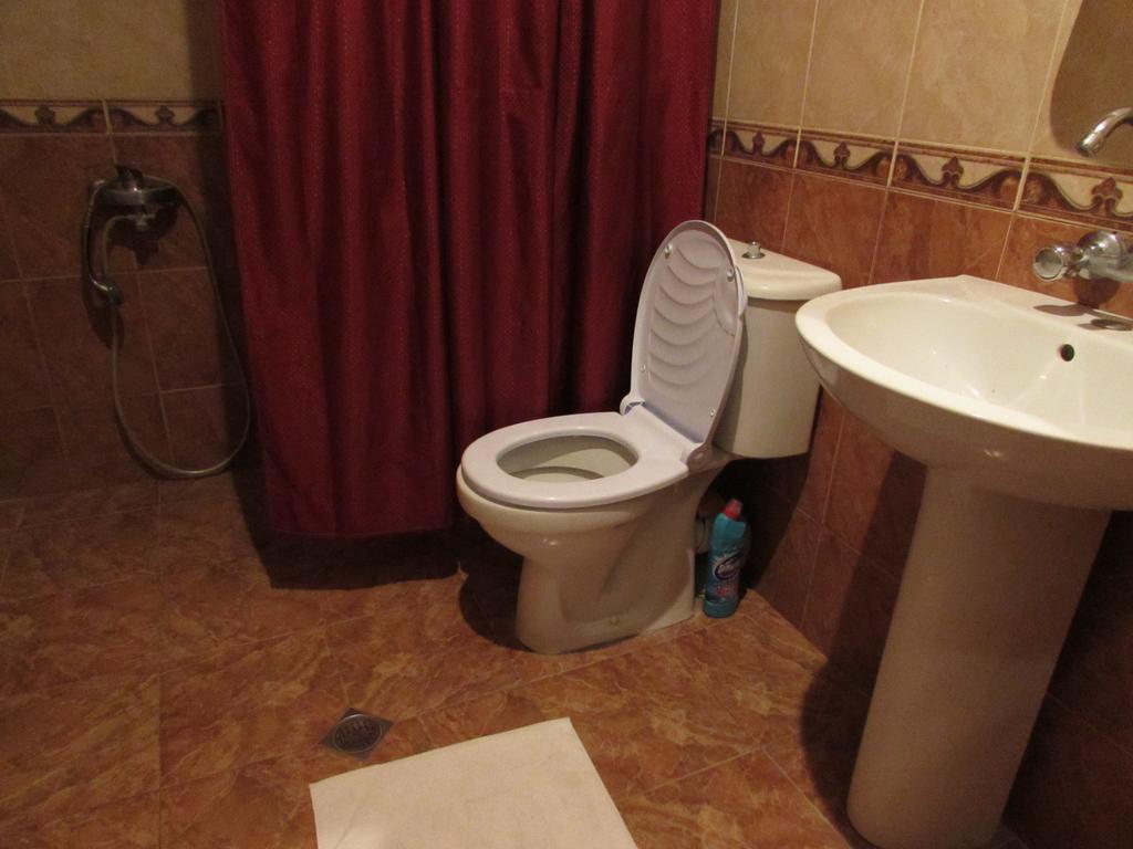 Guest House Nona クタイシ エクステリア 写真